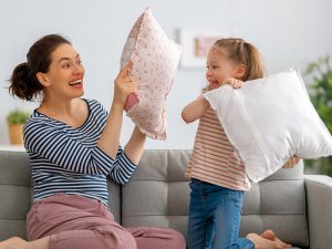 mãe brincando com a filha